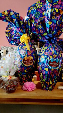 ЩРАУСОВО ЯЙЦЕ ТОДАВИДА С МЛЕЧЕН ШОКОЛАД И ИЗНЕНАДА ВЪТРЕ 250 ГР /ТЪМНО СИН ЦЕЛУФАН/