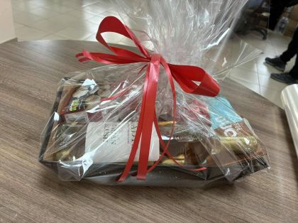 ПОДАРЪЧНА КОШНИЦА С БУТИЛКА ВИНО И ЛАКОМСТВА