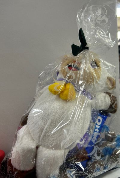 МИЛКА ЛАКОМСТВА ЗА КОЛЕДА + ГОЛЯМА ПЛЮШЕНА ИГРАЧКА АГЪНЦЕ